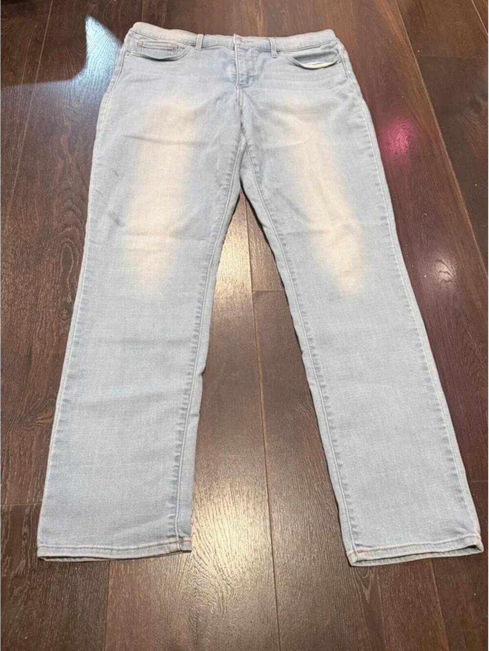 Levi’s 312 Shaping Slim Jeans – Women’s Size 32 071